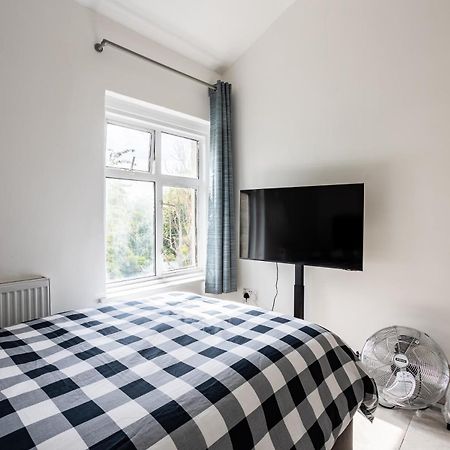 4 Bedroom House With Garden, Parking & 3 Mins Walking Distance From Train Station Лондон Екстер'єр фото