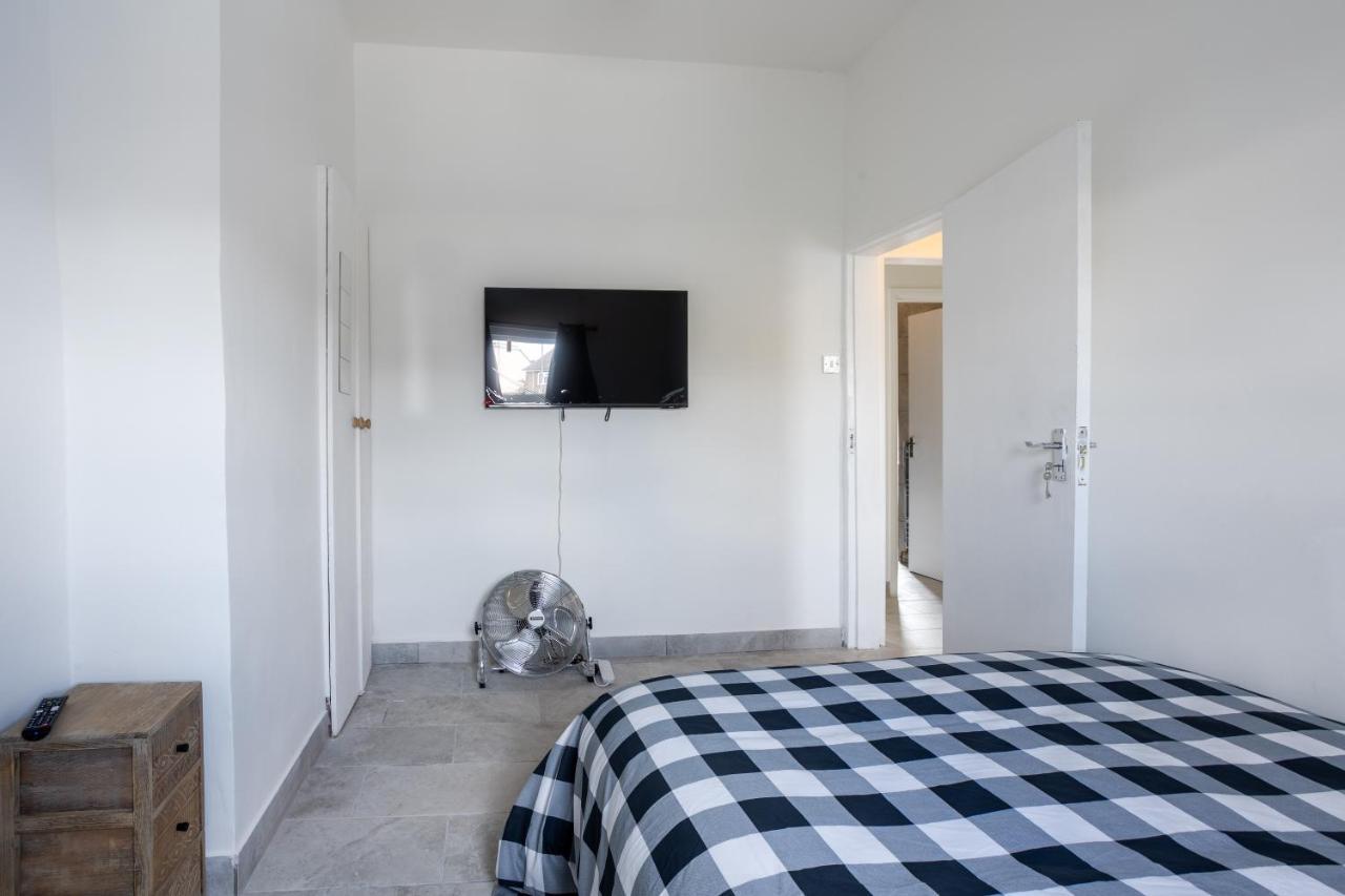 4 Bedroom House With Garden, Parking & 3 Mins Walking Distance From Train Station Лондон Екстер'єр фото