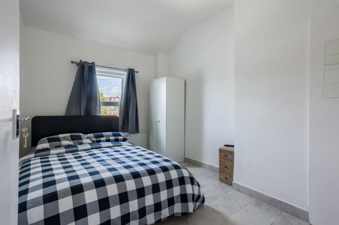 4 Bedroom House With Garden, Parking & 3 Mins Walking Distance From Train Station Лондон Екстер'єр фото
