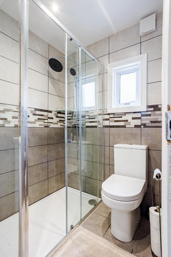 4 Bedroom House With Garden, Parking & 3 Mins Walking Distance From Train Station Лондон Екстер'єр фото