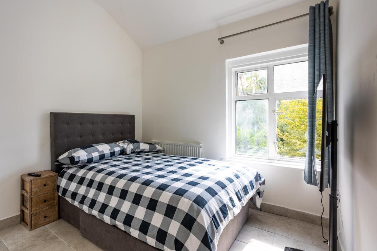 4 Bedroom House With Garden, Parking & 3 Mins Walking Distance From Train Station Лондон Екстер'єр фото