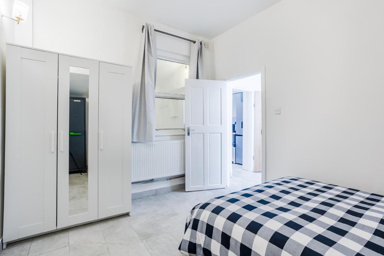 4 Bedroom House With Garden, Parking & 3 Mins Walking Distance From Train Station Лондон Екстер'єр фото